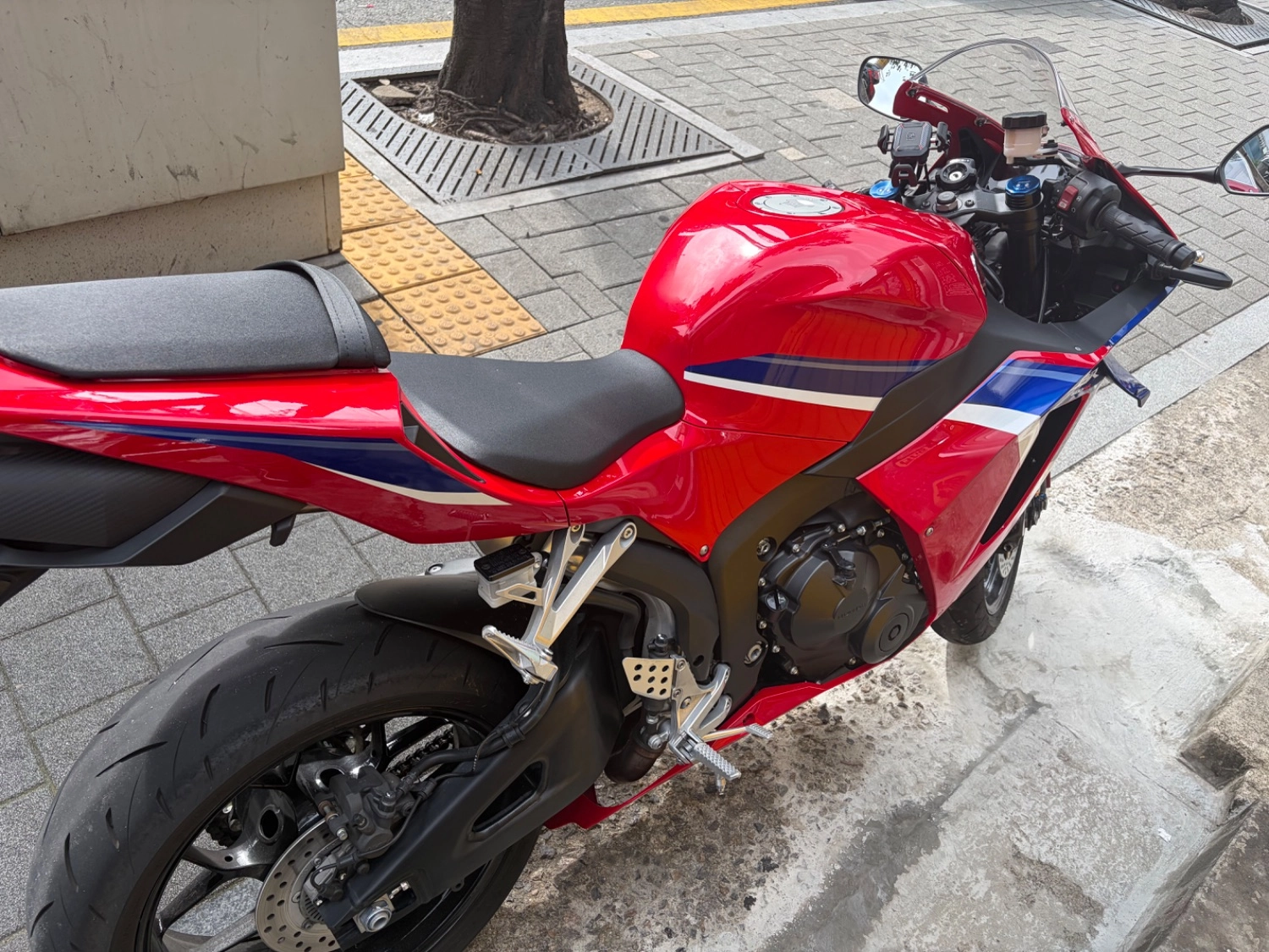 혼다 CBR 600 RR 2025 레드 사진 4