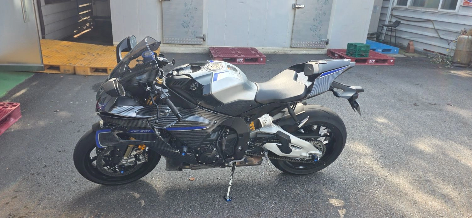 야마하 YZF R1 M 2024 블랙 사진 2