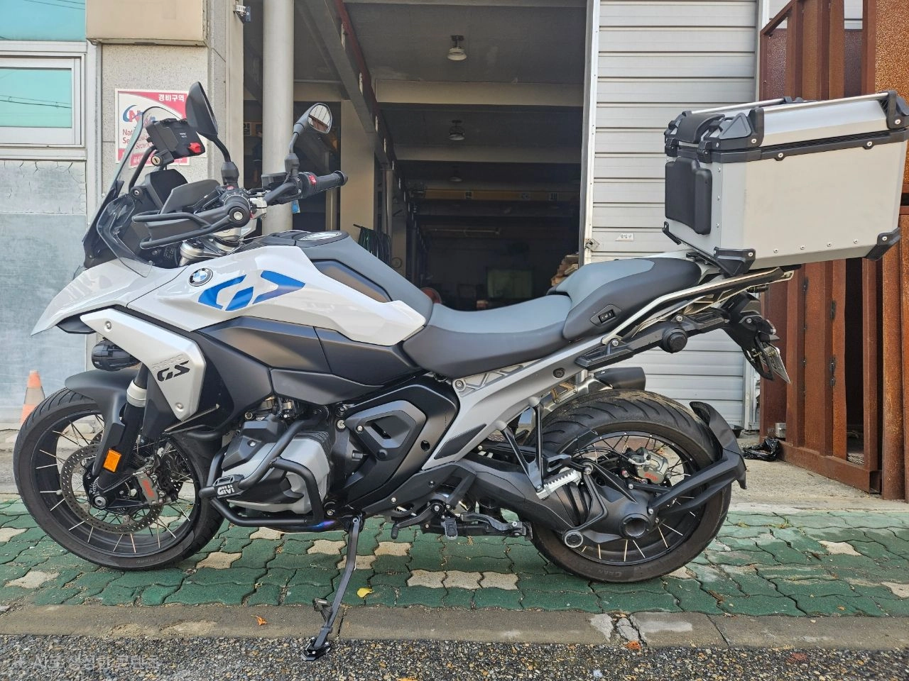 BMW R 1300 GS 2025 블루 사진 3