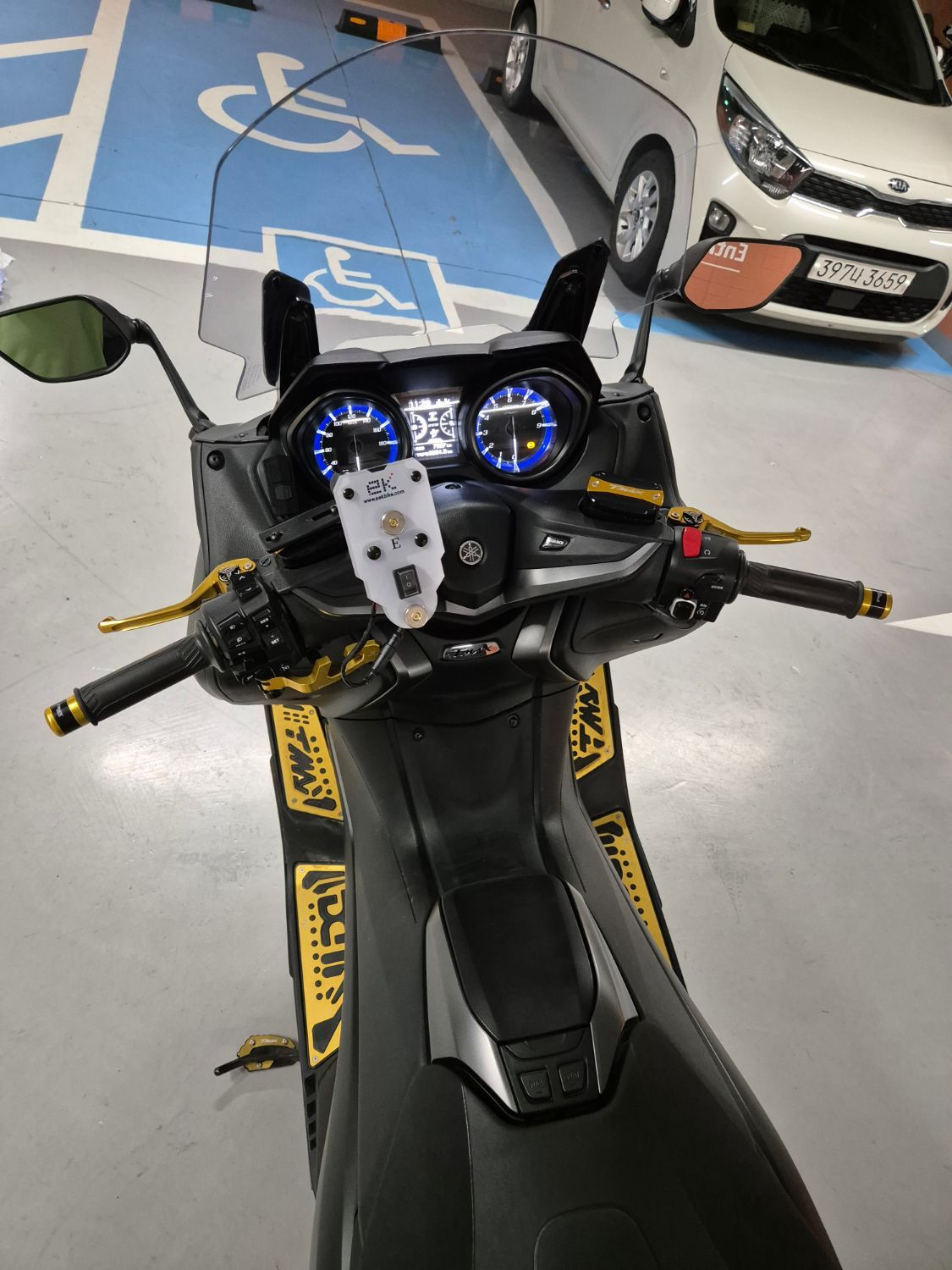 야마하 TMAX 560 more