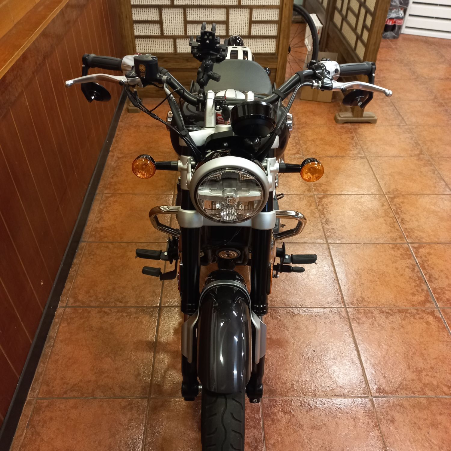 로얄엔필드 슈퍼메테오 650 more