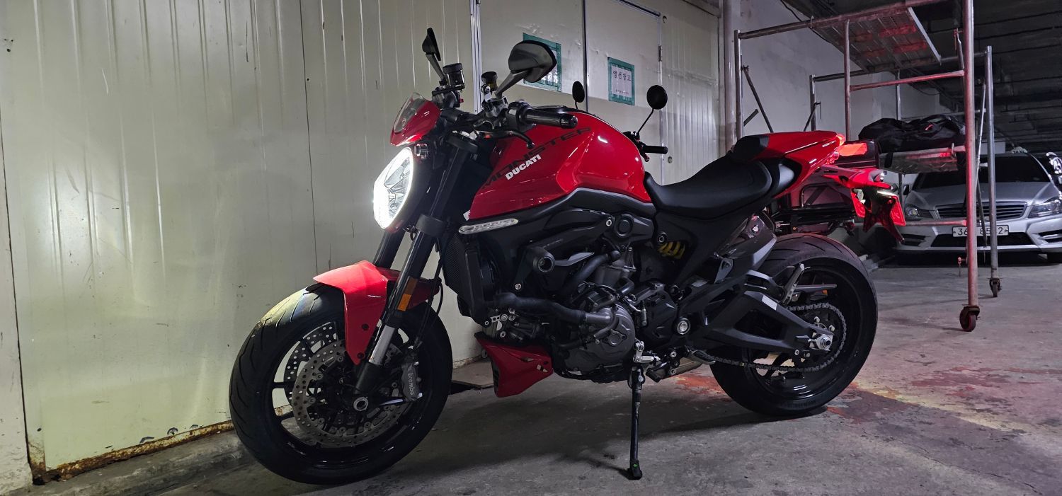 두카티 몬스터 937 more