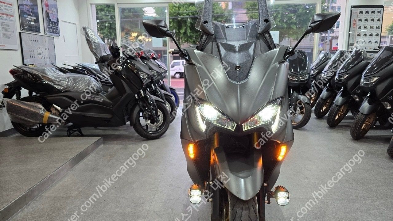 야마하 TMAX 560 thumb 2