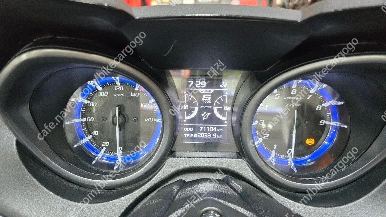 야마하 TMAX 560 more