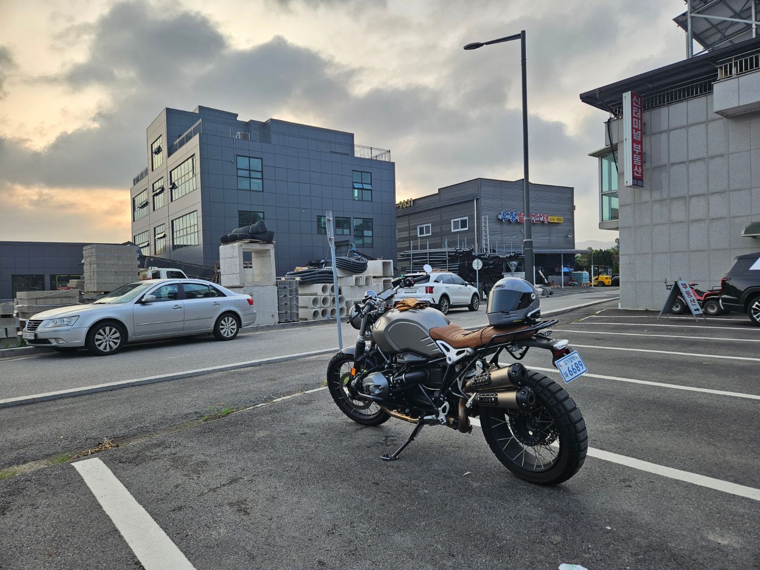 BMW R nine T 스크램블러 2017 건메탈 사진 3