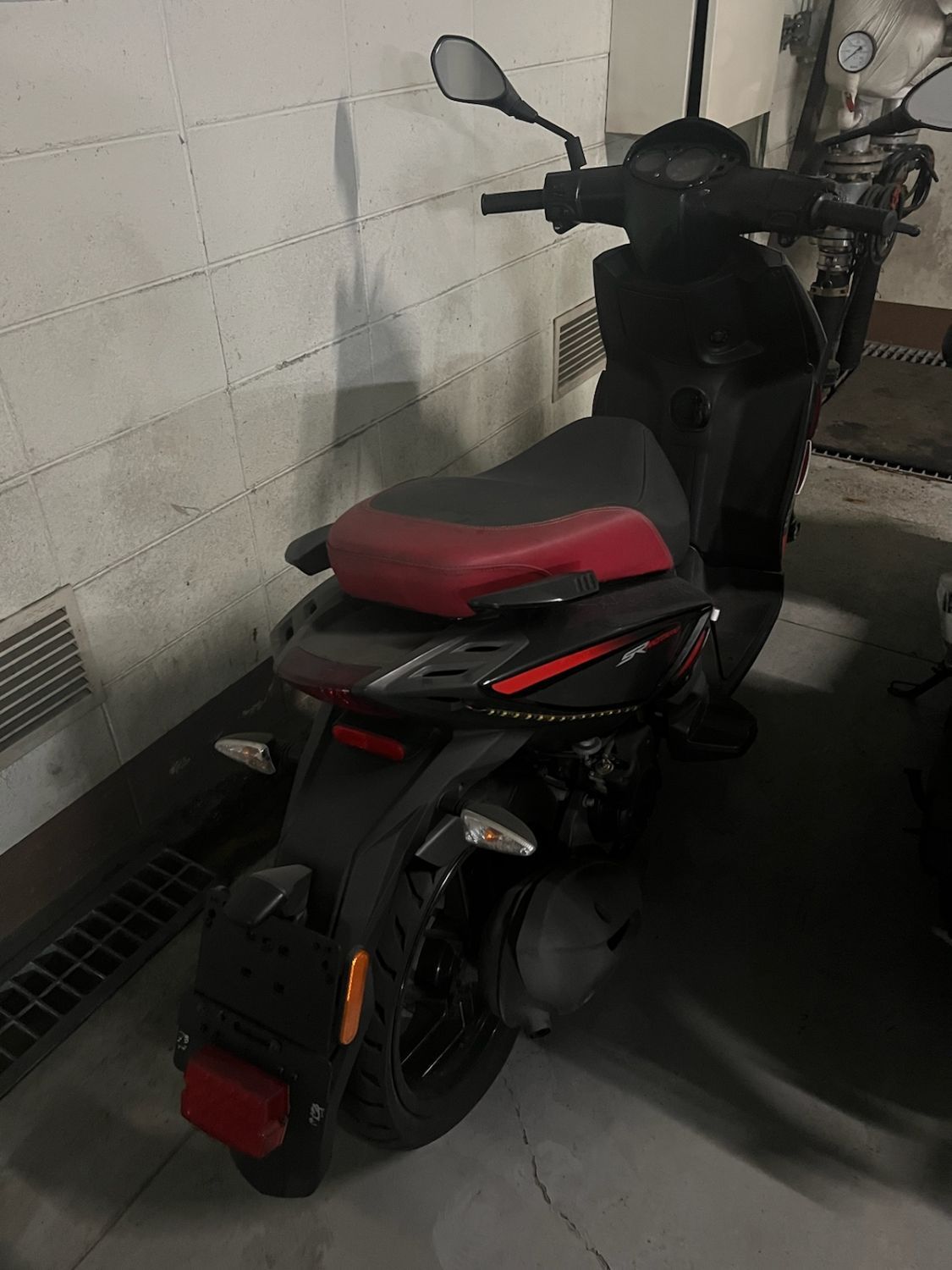 아프릴리아 SR 모타드 125 more