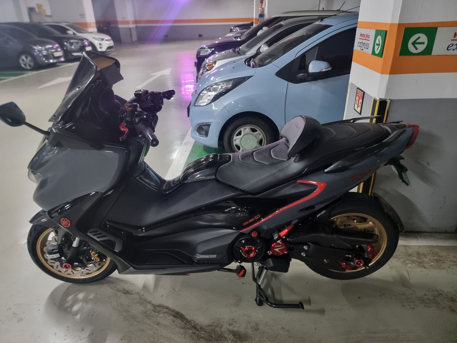 야마하 TMAX 560 more