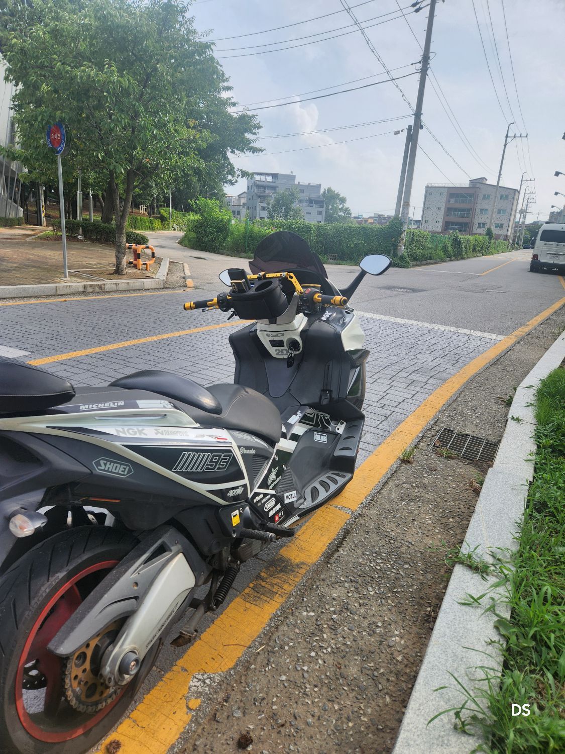 아프릴리아 SRV 850 more