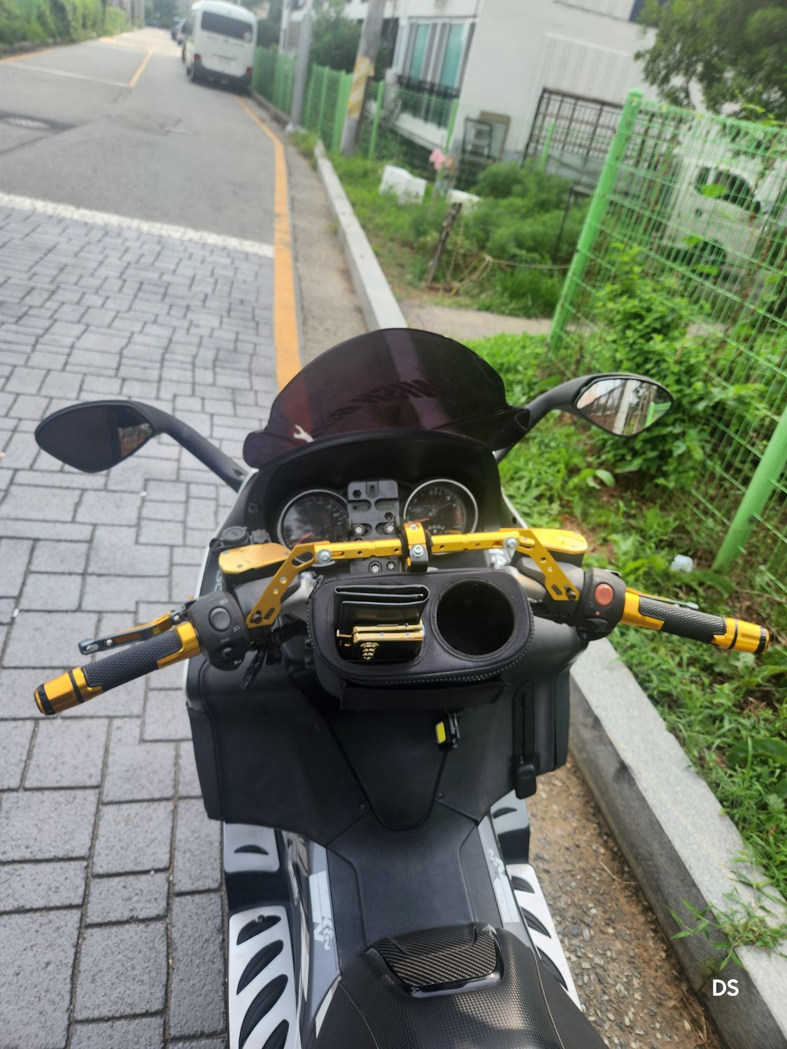 아프릴리아 SRV 850 thumb 2