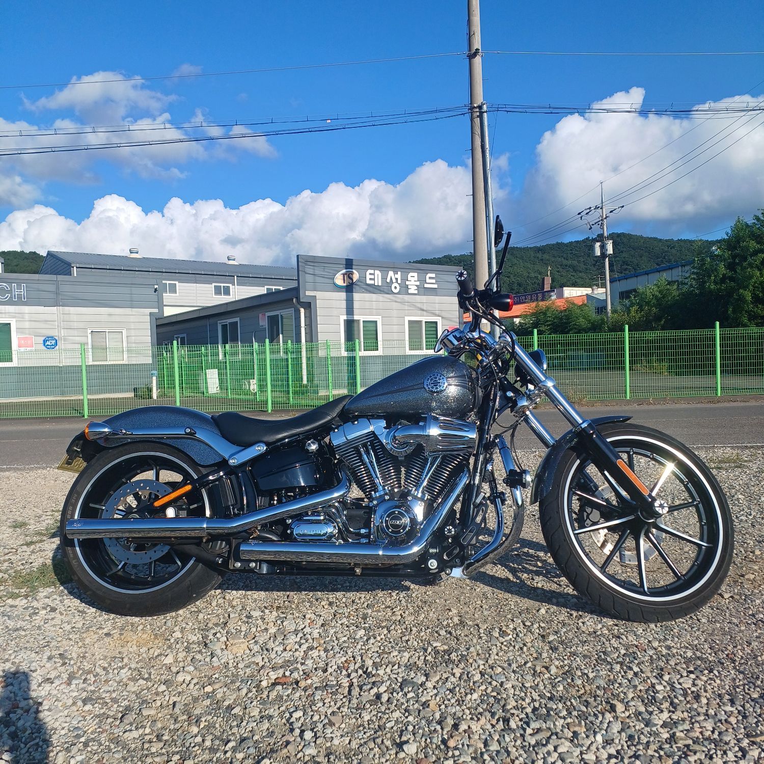 할리데이비슨 브래이크아웃 more