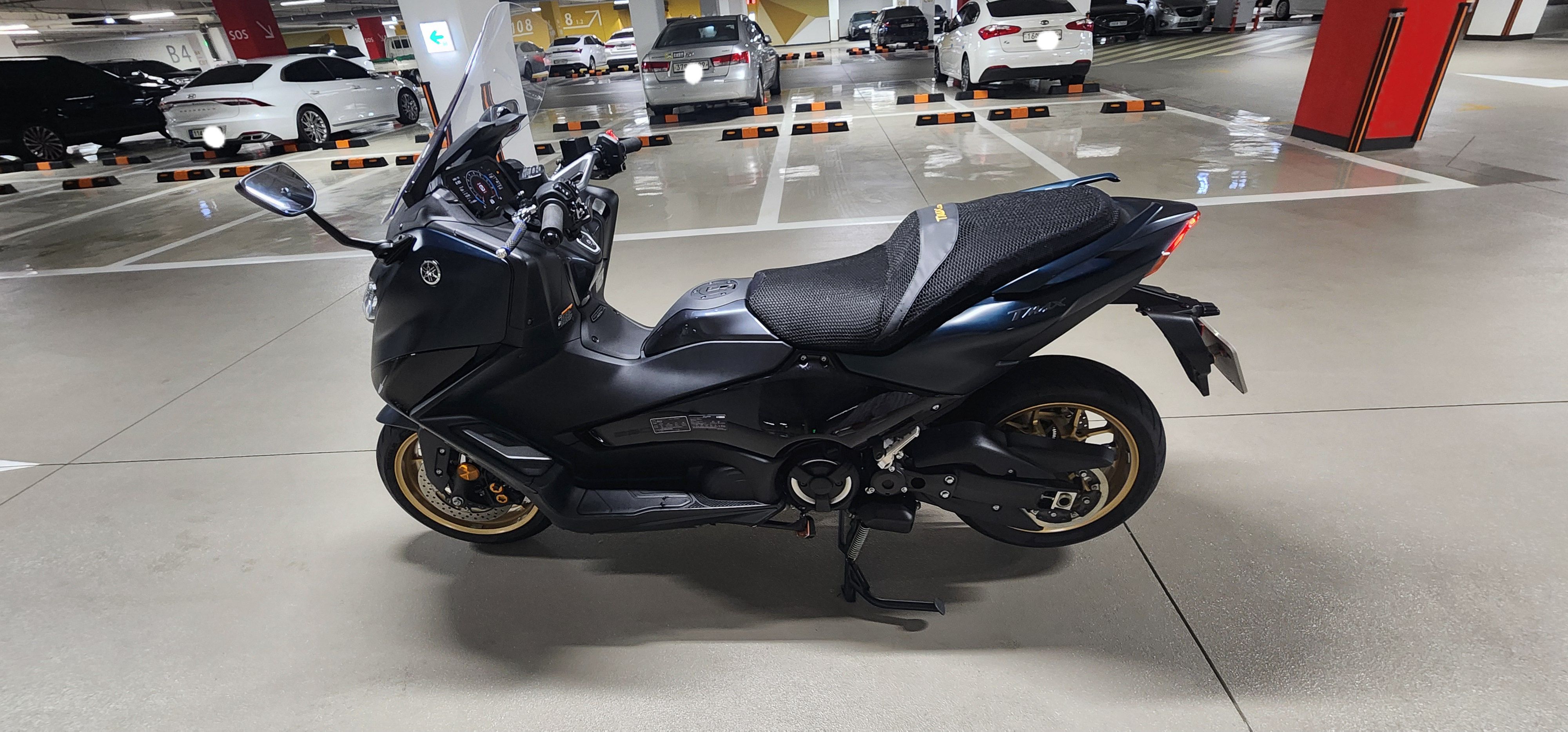 야마하 TMAX 560 thumb 2