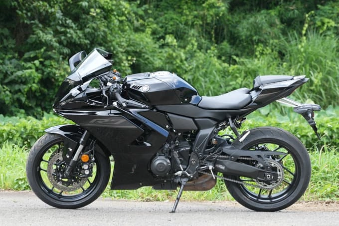 2026년형으로 새롭게 거듭난 야마하 YZF-R7 ABS의 역동적인 주행 모습