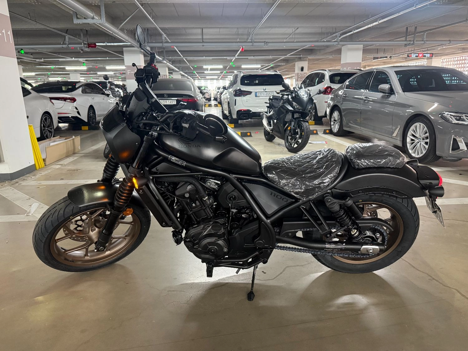 혼다 레블 1100T SE DCT 2026 블랙 사진 3