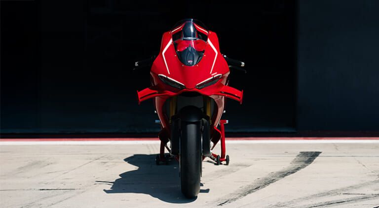 Ducati Panigale V4 R｜サイドポッド初搭載による異次元の旋回力と、プロと同じシフト操作でコーナーへ。新型「パニガーレV4 R」の555万円に隠された本気の造り込み【新型発売】