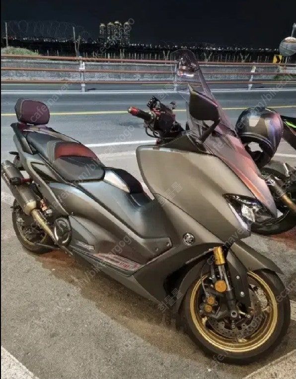 야마하 TMAX 560 thumb 2