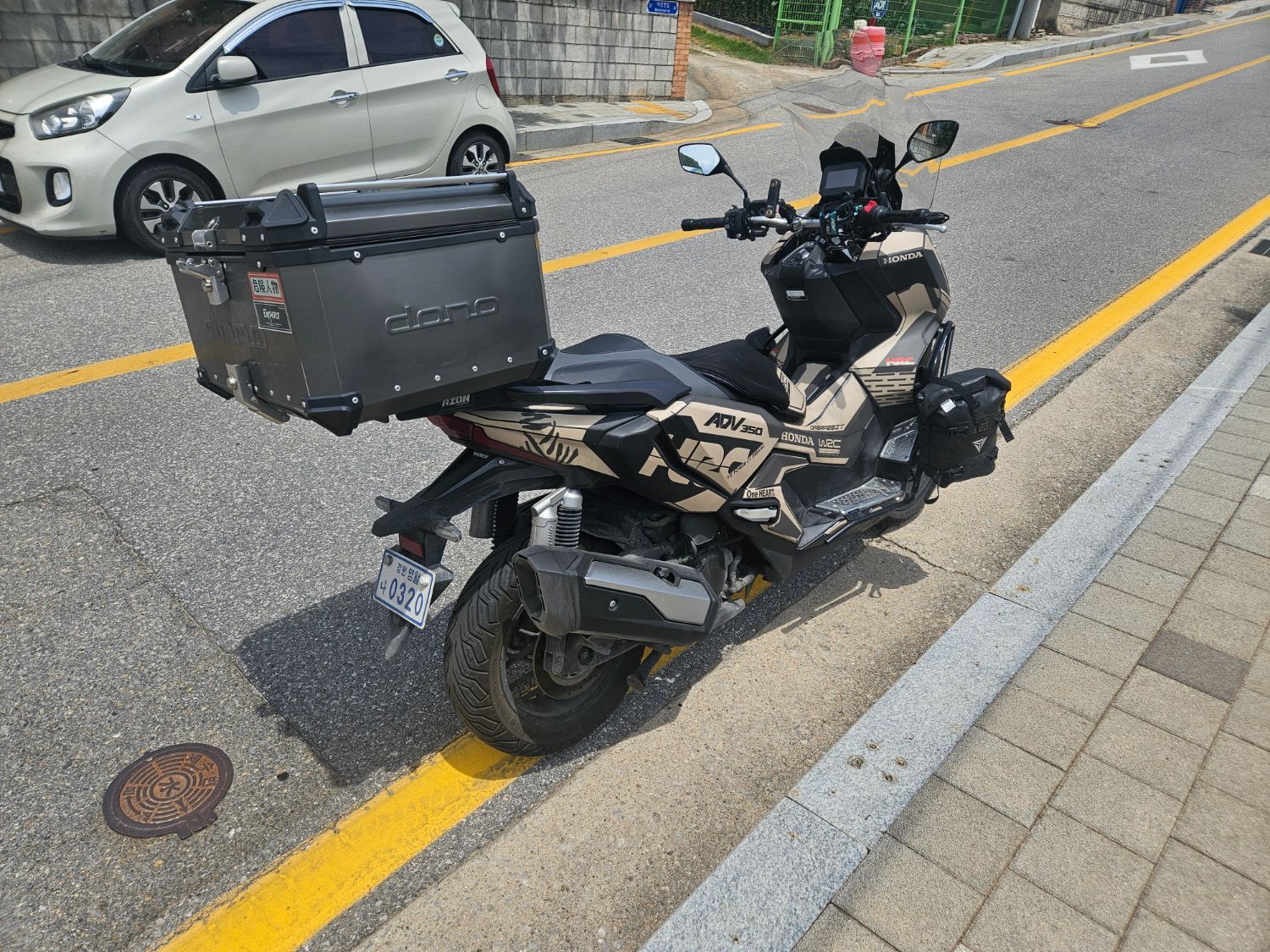 혼다 ADV 350 more