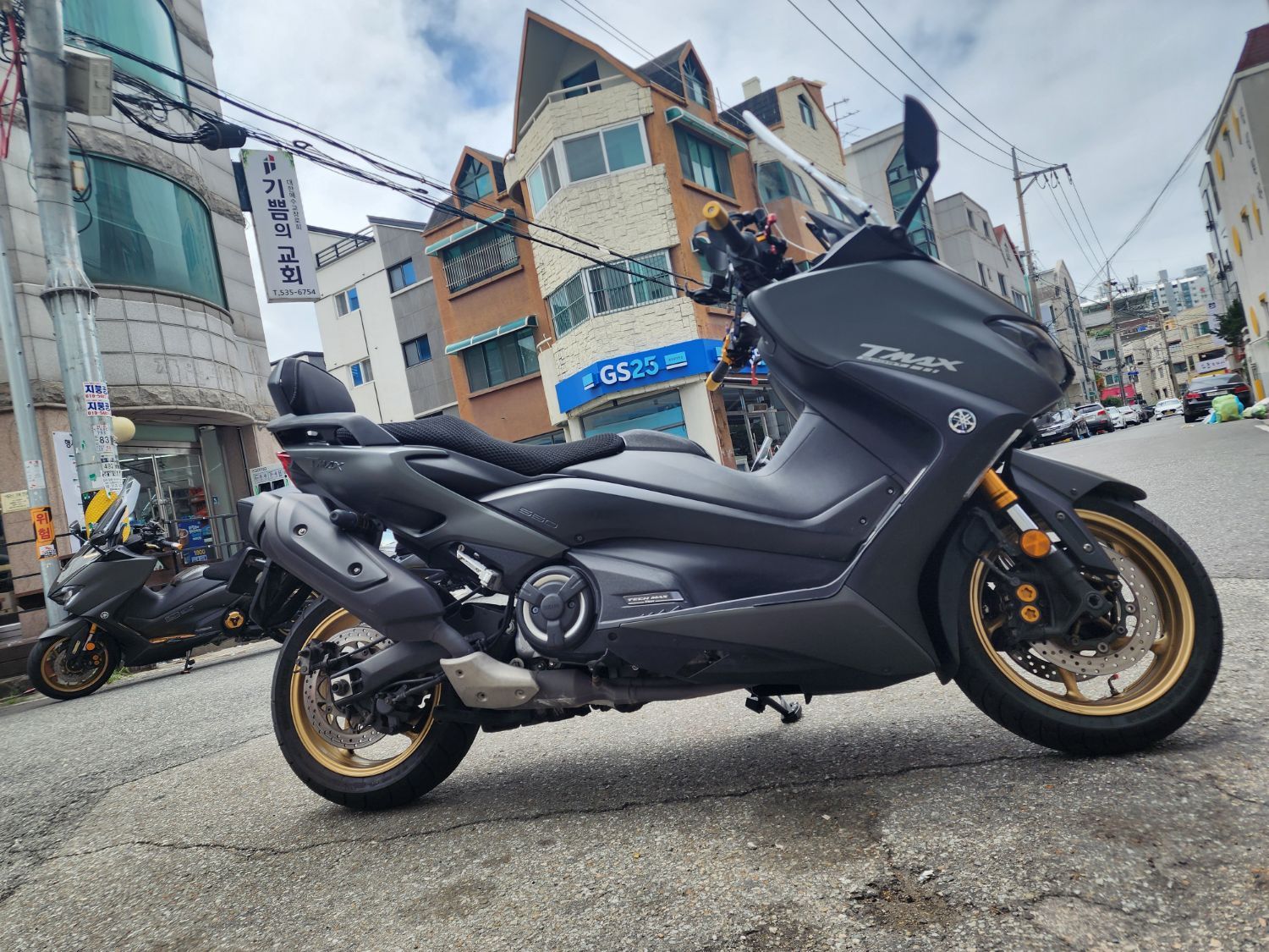 야마하 TMAX 560 more