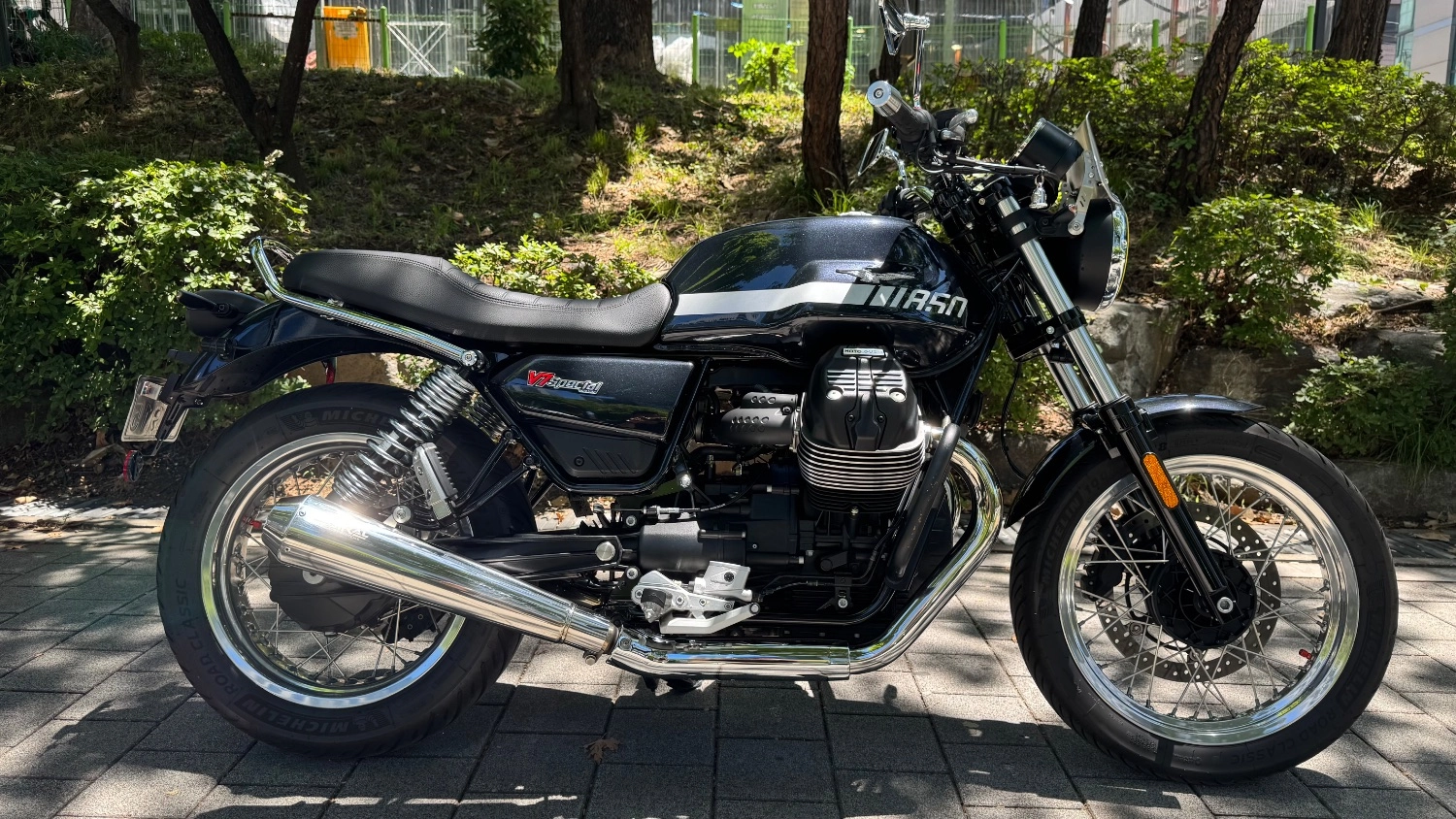 모토구찌 V7 스페셜 2023 블랙 사진 2