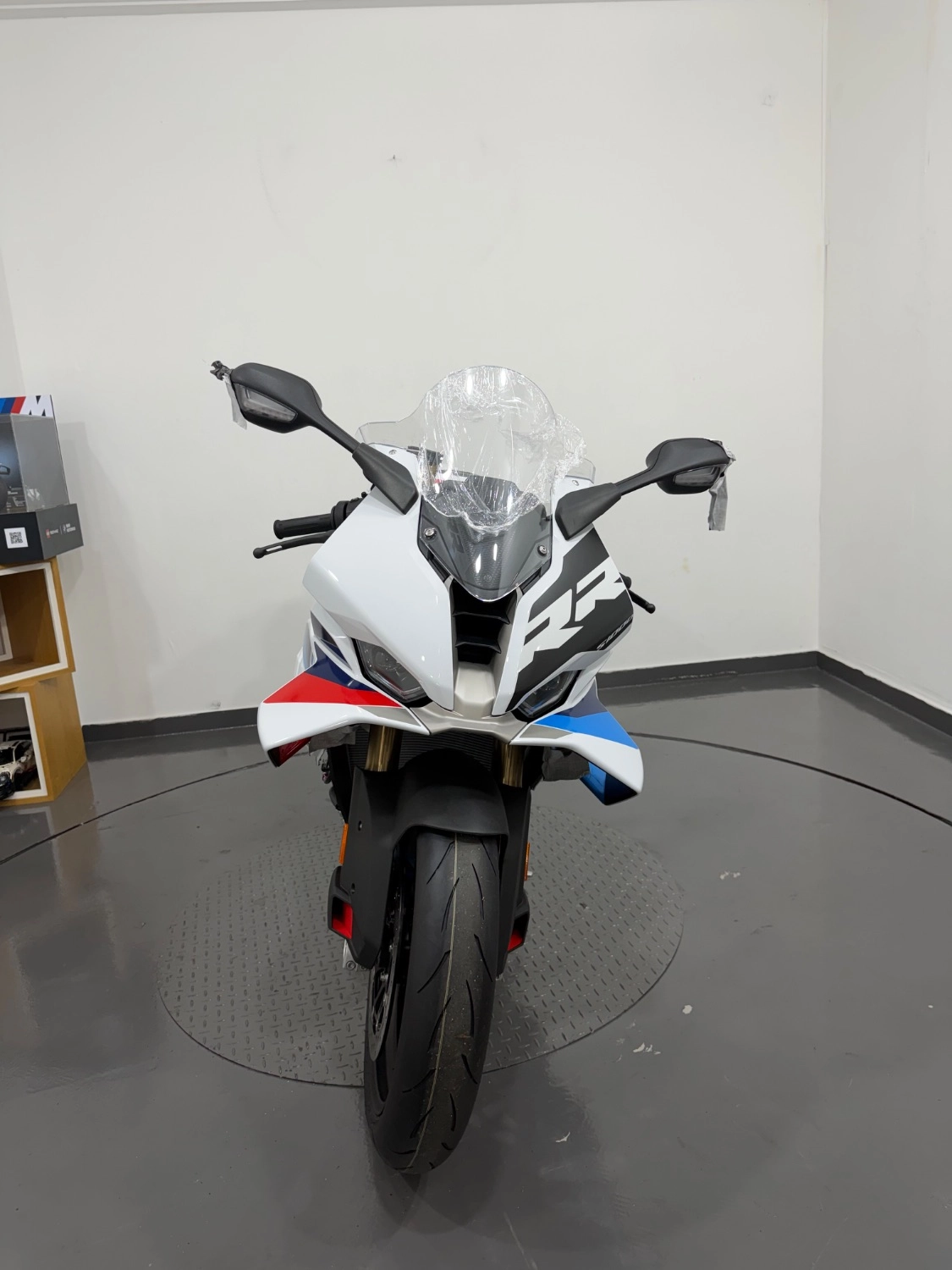 BMW S 1000 RR 2026 화이트 사진 3