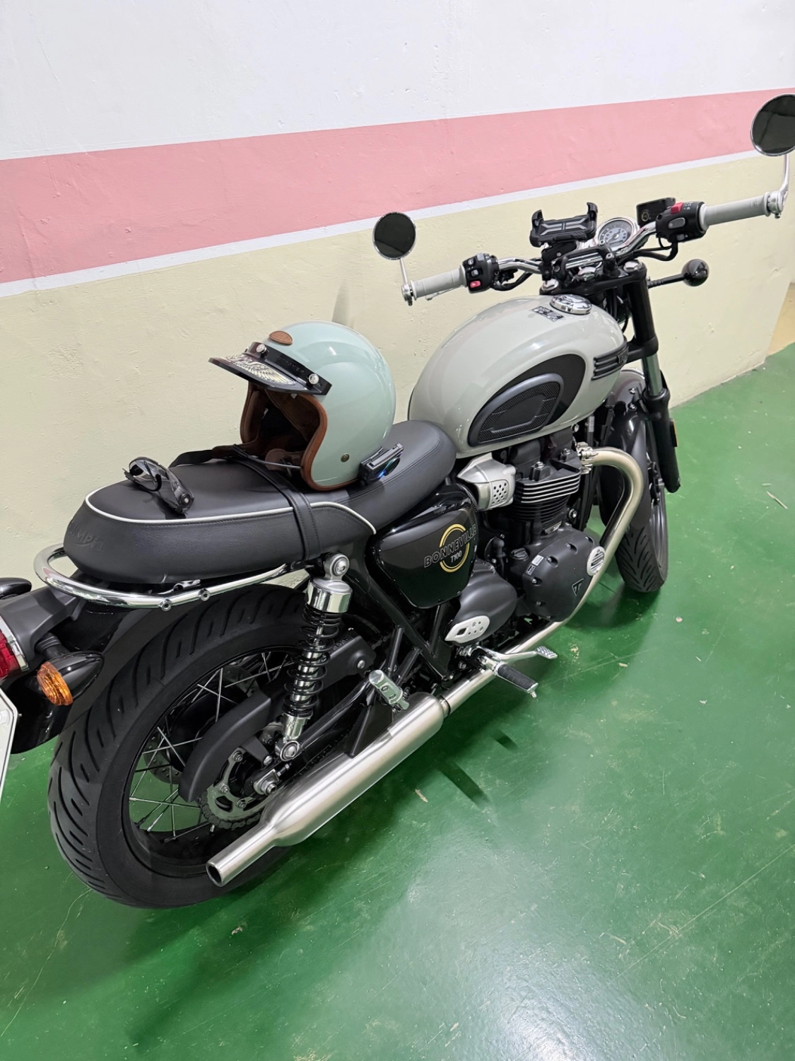 트라이엄프 본네빌 T100 2026 화이트 사진 6