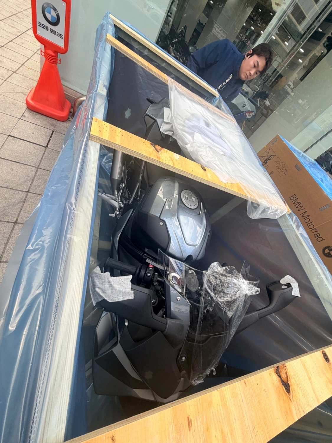 BMW S 1000 RR 2025 블랙 사진 2