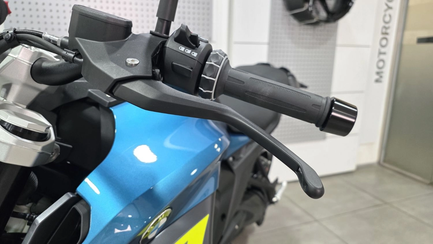 BMW R 1300 R 2026 블루 사진 3