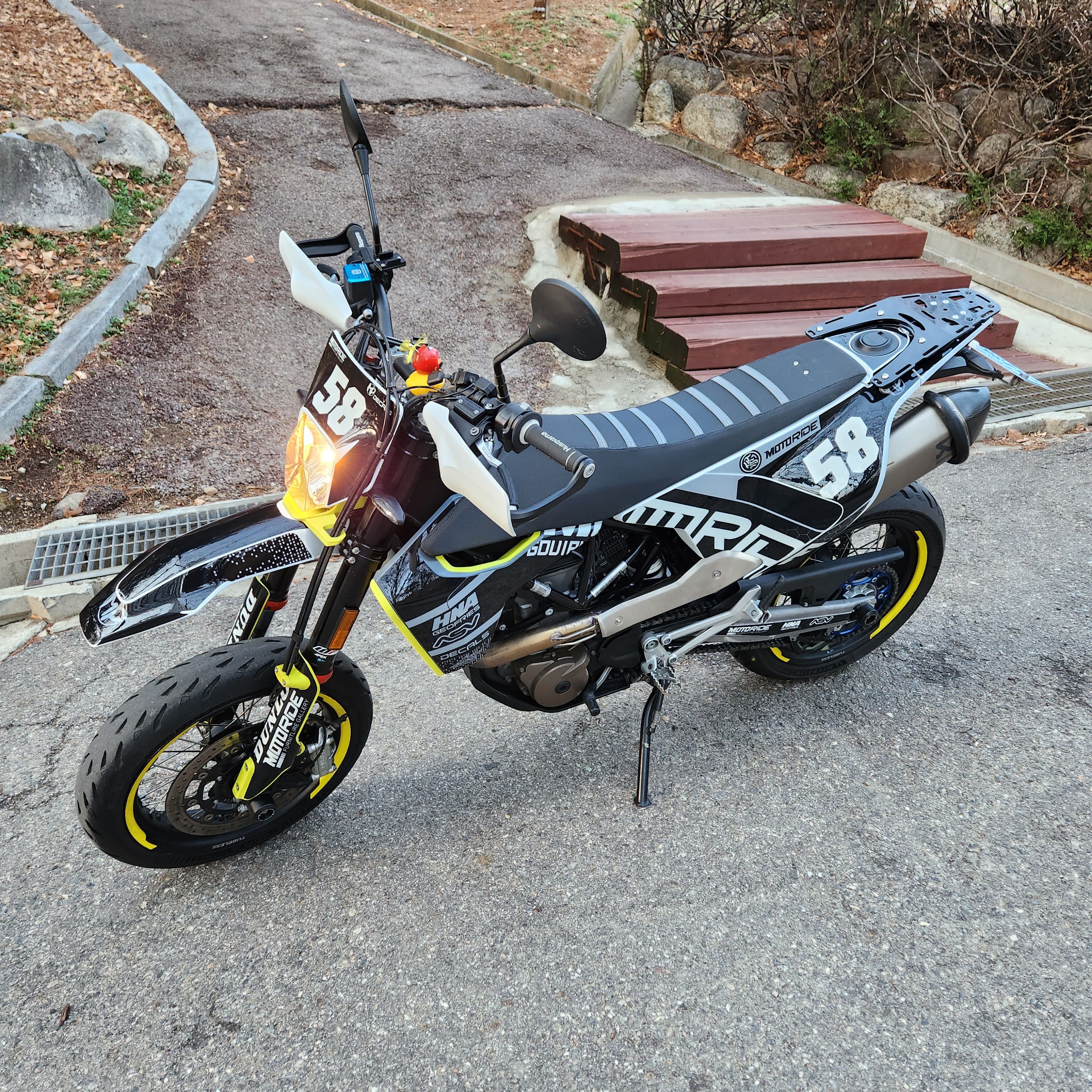 허스크바나 701 슈퍼모토 main