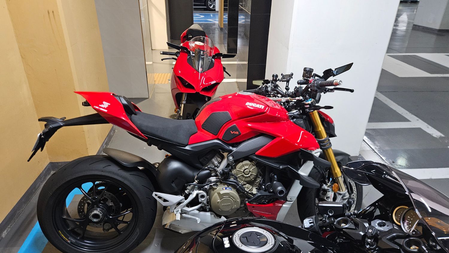 두카티 스트리트파이터 V4 S more