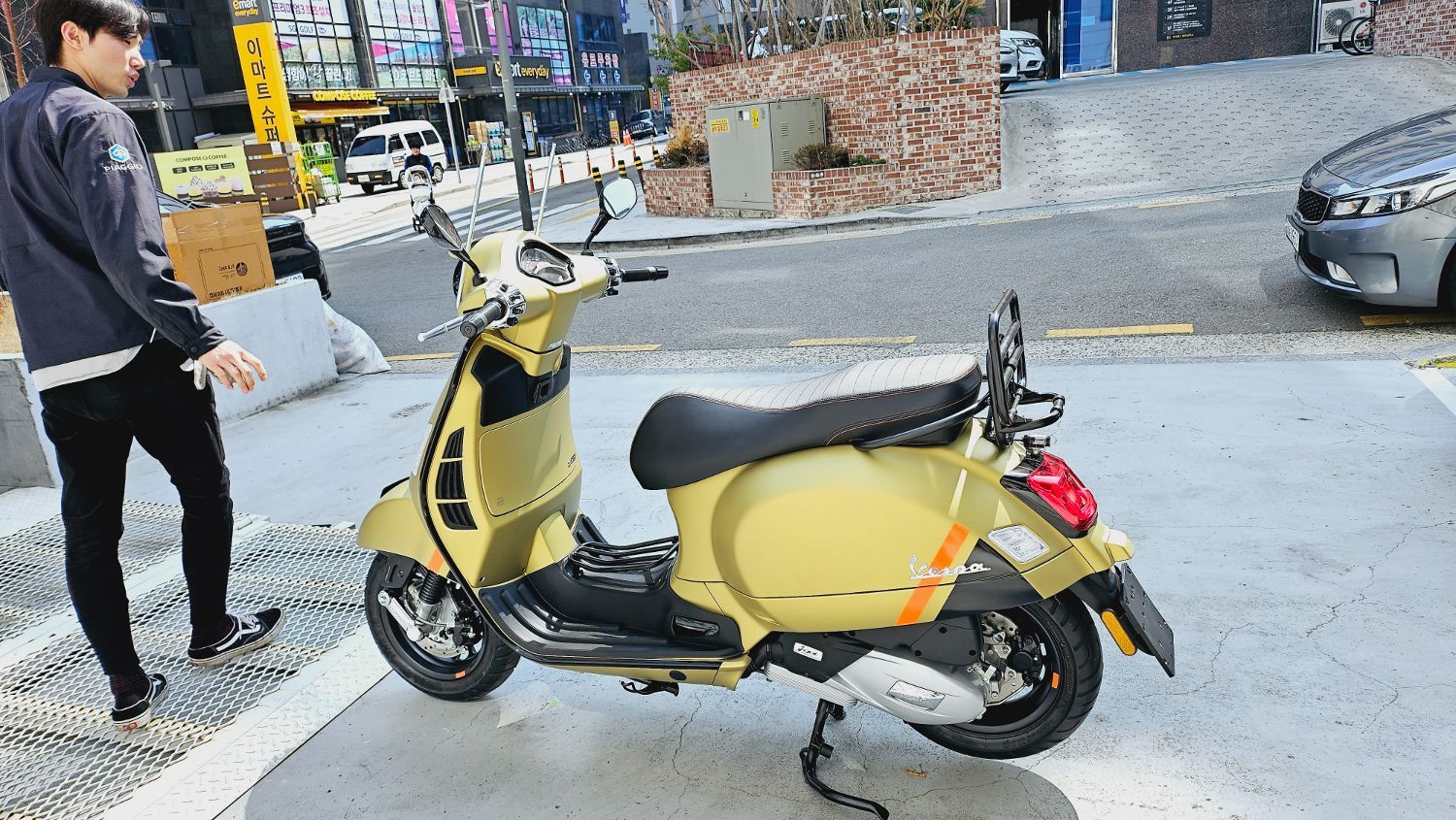 베스파 GTS 125 슈퍼스포츠 thumb 2