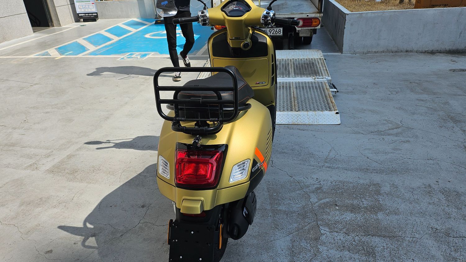 베스파 GTS 125 슈퍼스포츠 more