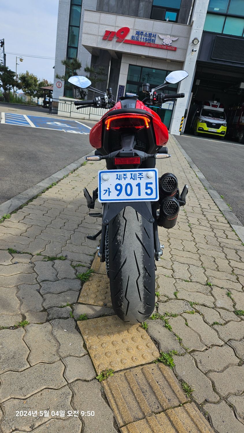 두카티 몬스터 937 more