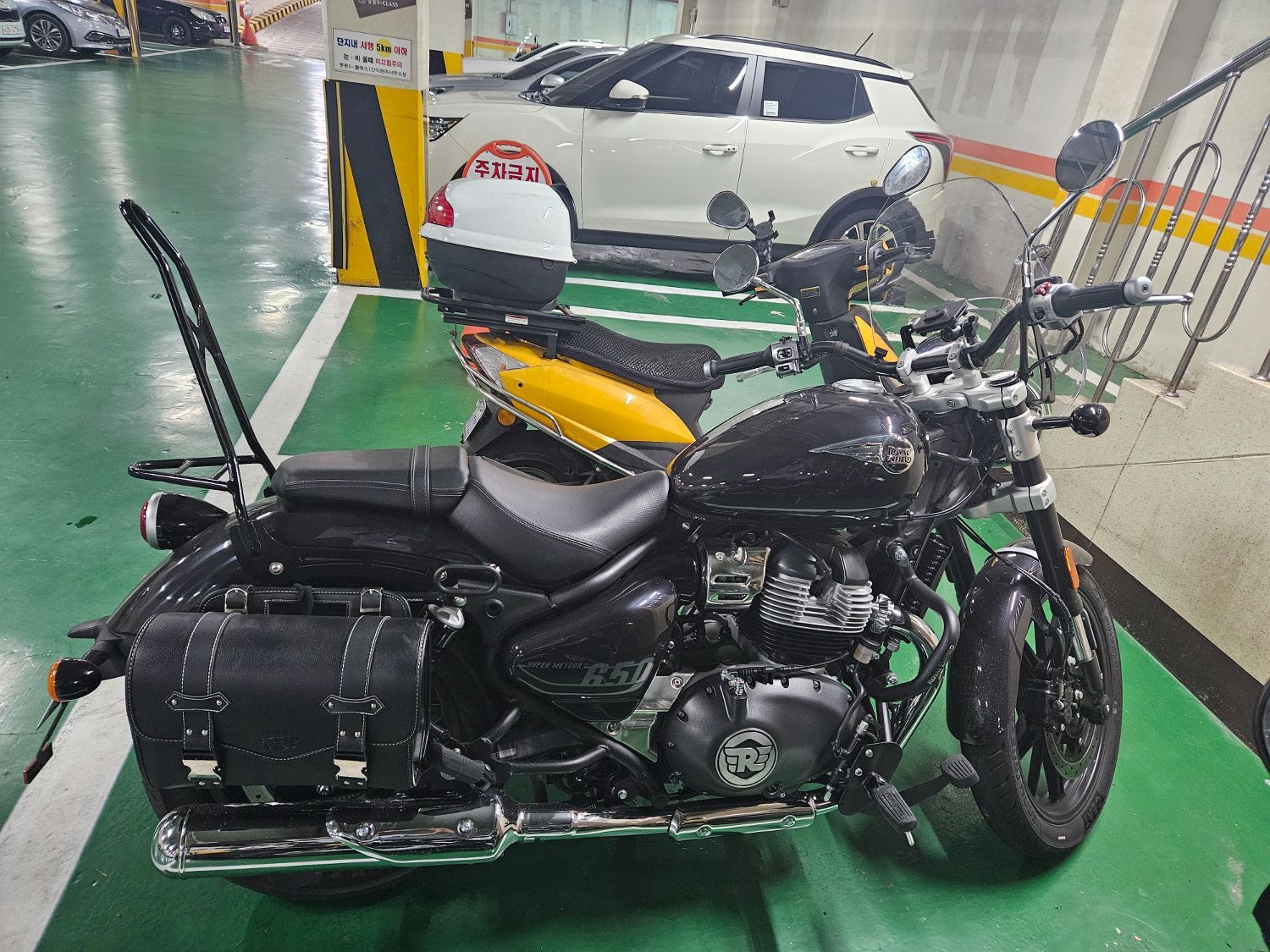 로얄엔필드 슈퍼메테오 650 more