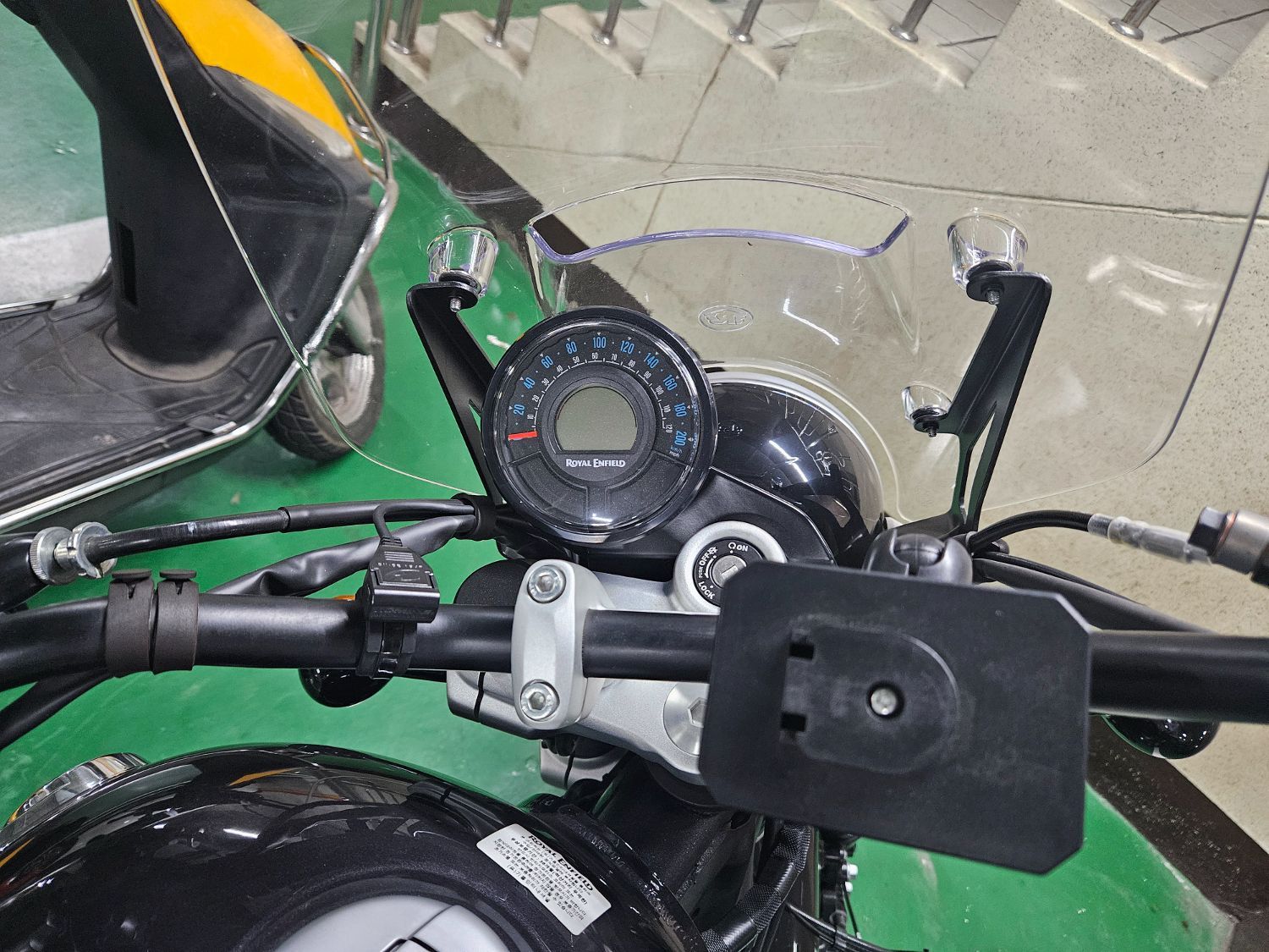 로얄엔필드 슈퍼메테오 650 thumb 2