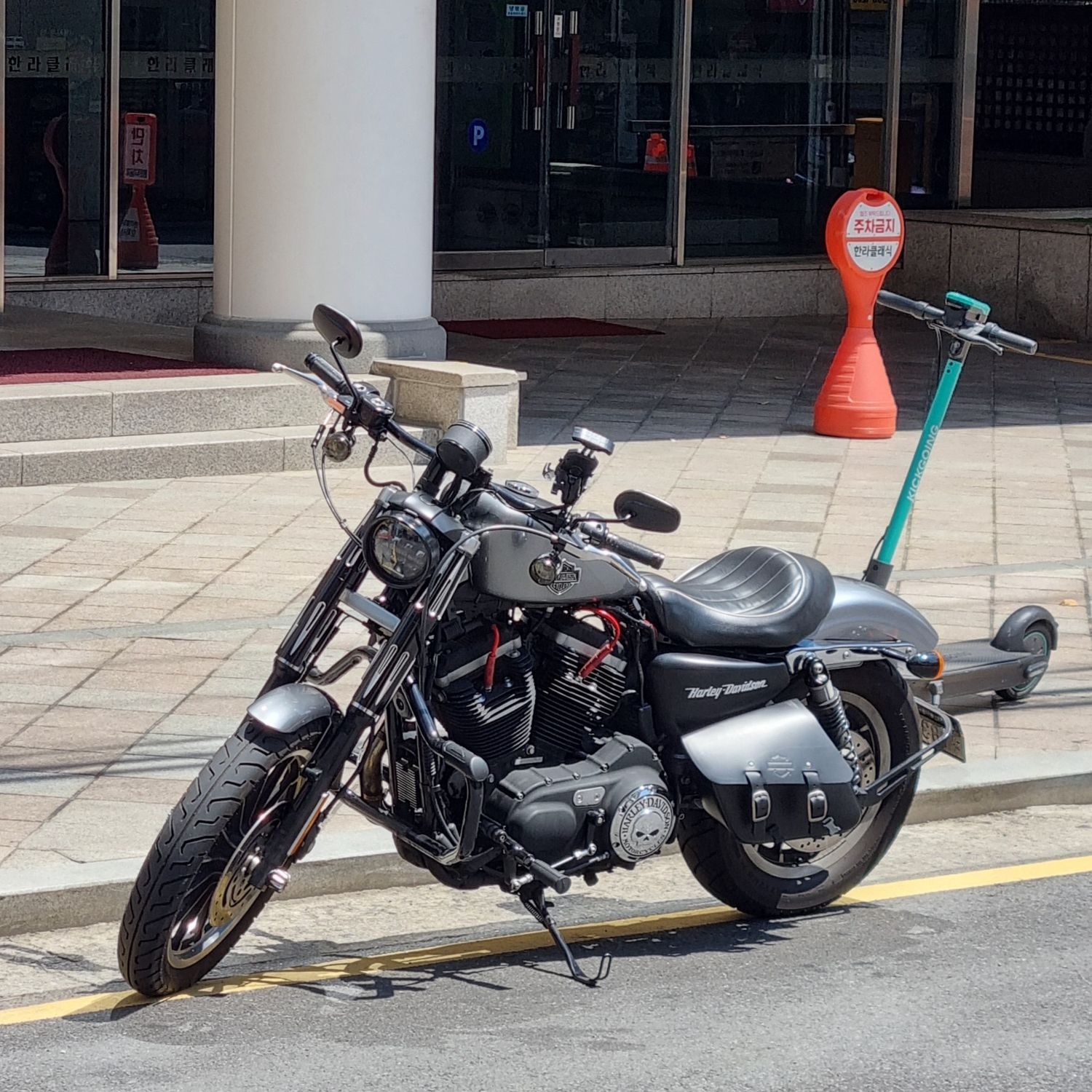 할리데이비슨 아이언 883 thumb 2