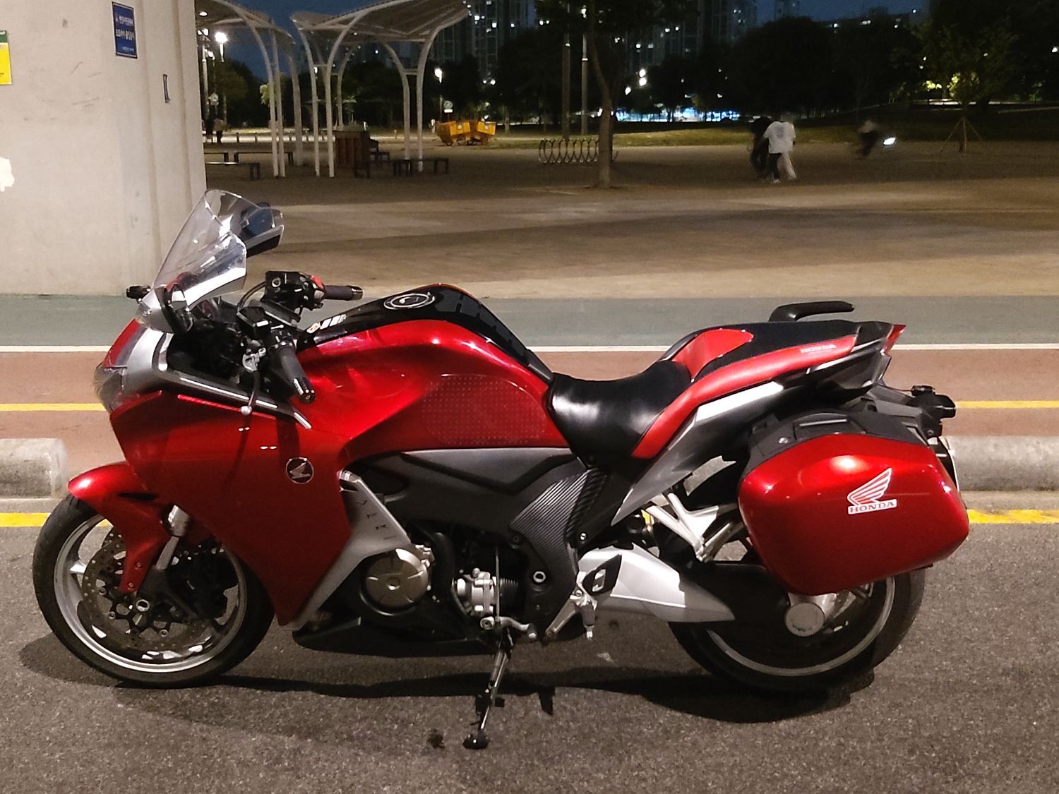 혼다 VFR 1200 F 2010 레드 사진 4