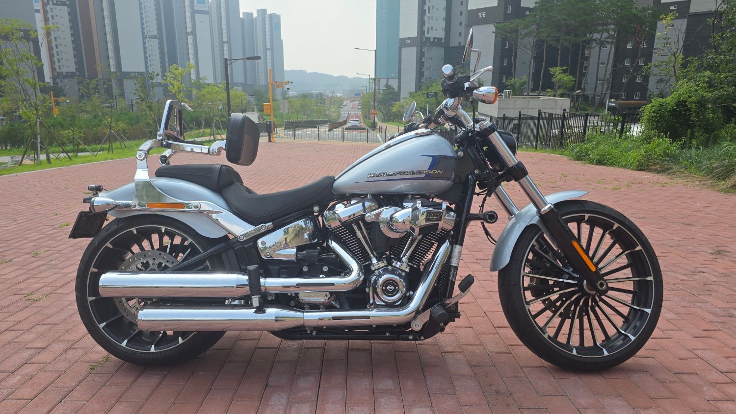 할리데이비슨 브래이크아웃 thumb 2