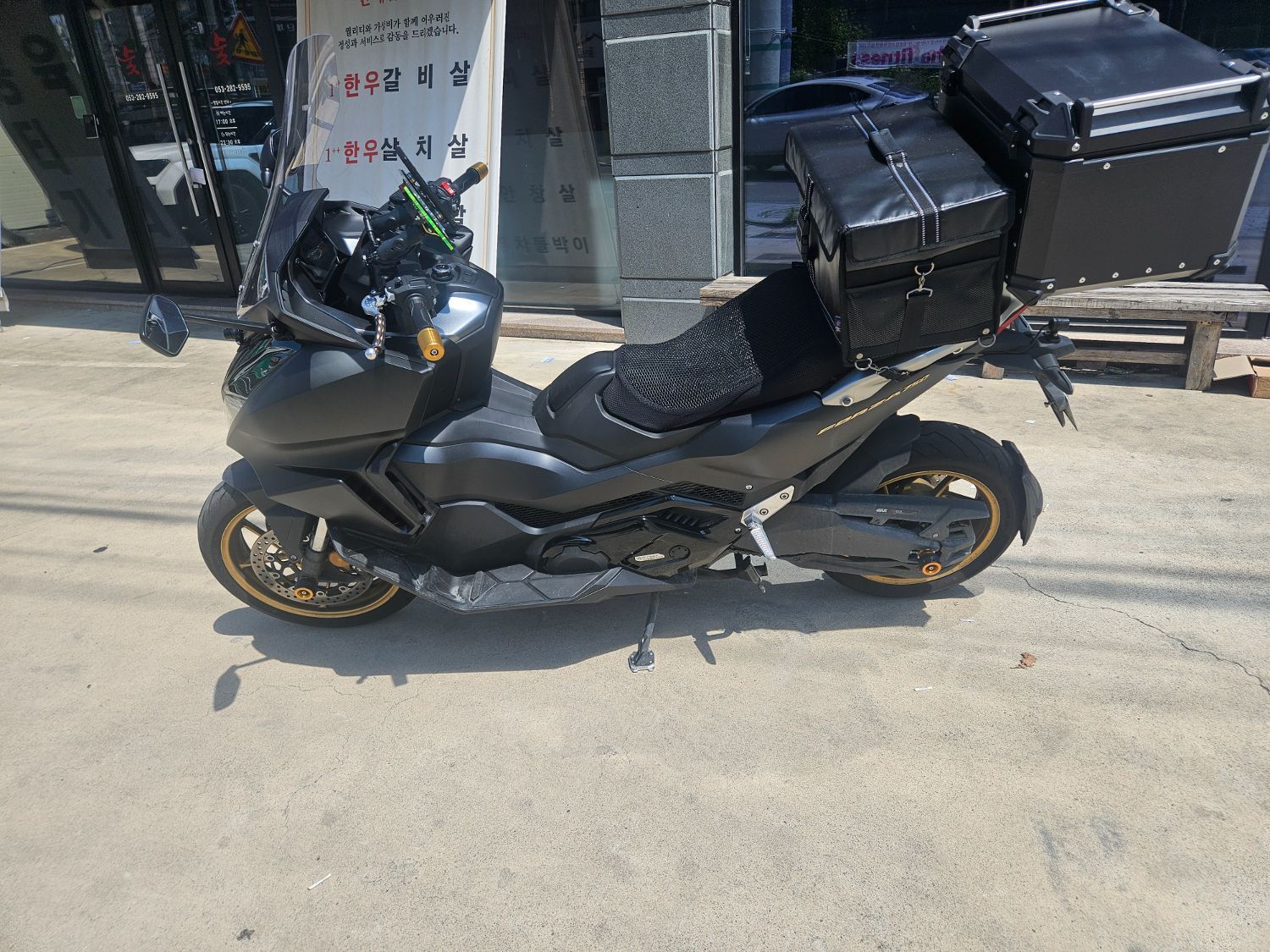 혼다 포르자 750 2024 블랙 사진 2