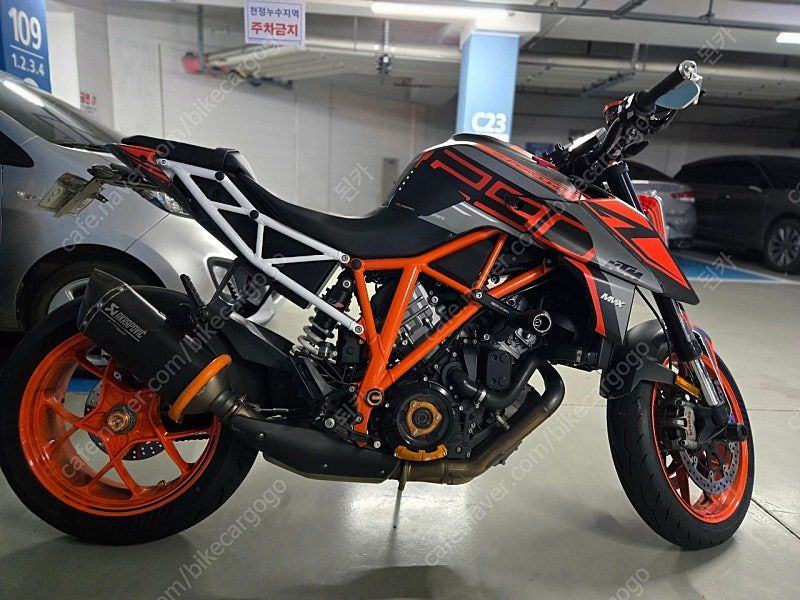 KTM 1290 슈퍼듀크 R thumb 2