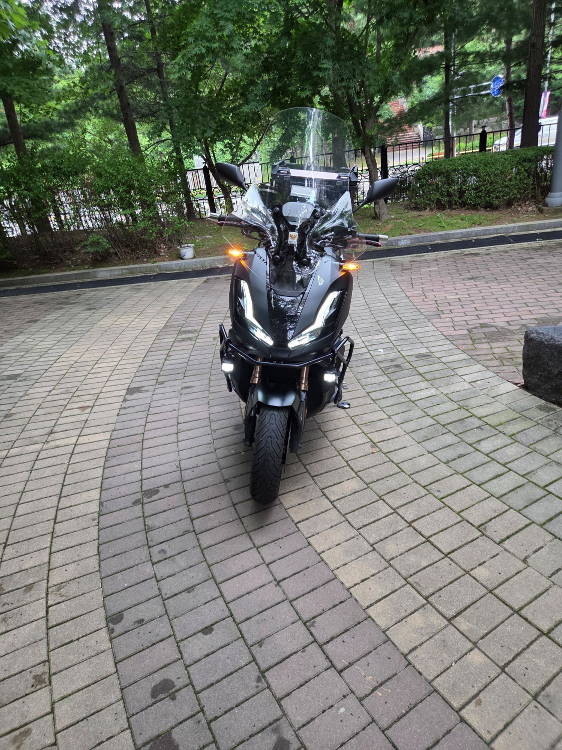 혼다 ADV 350 more