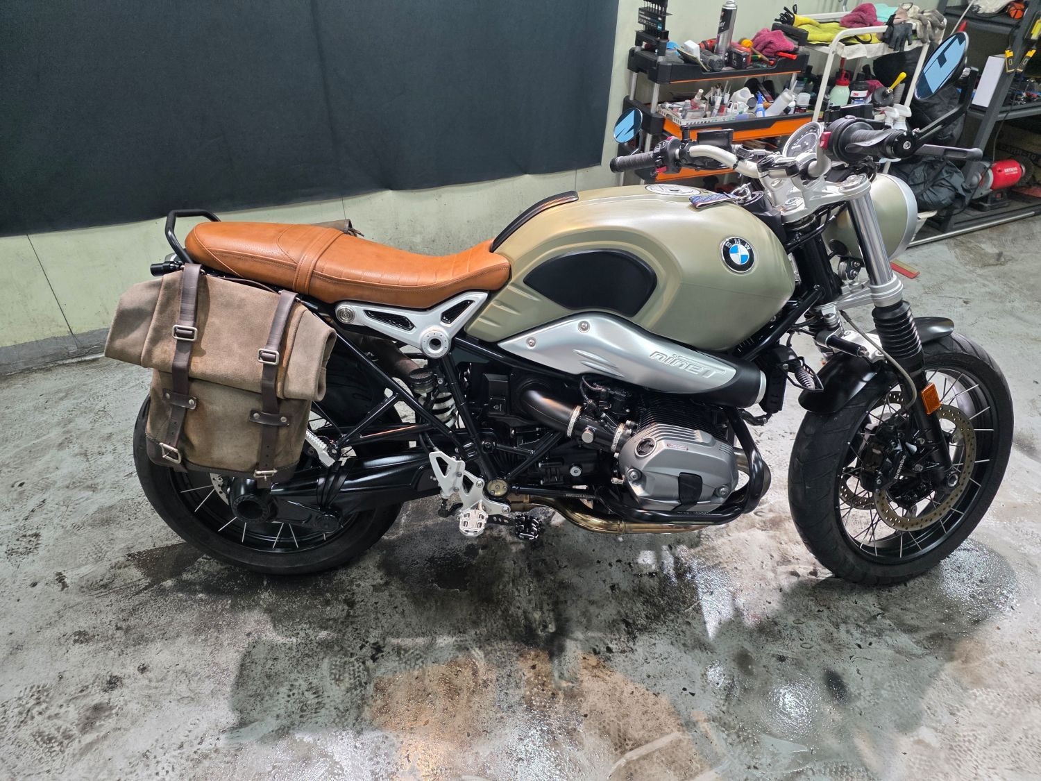BMW R nine T 스크램블러 main