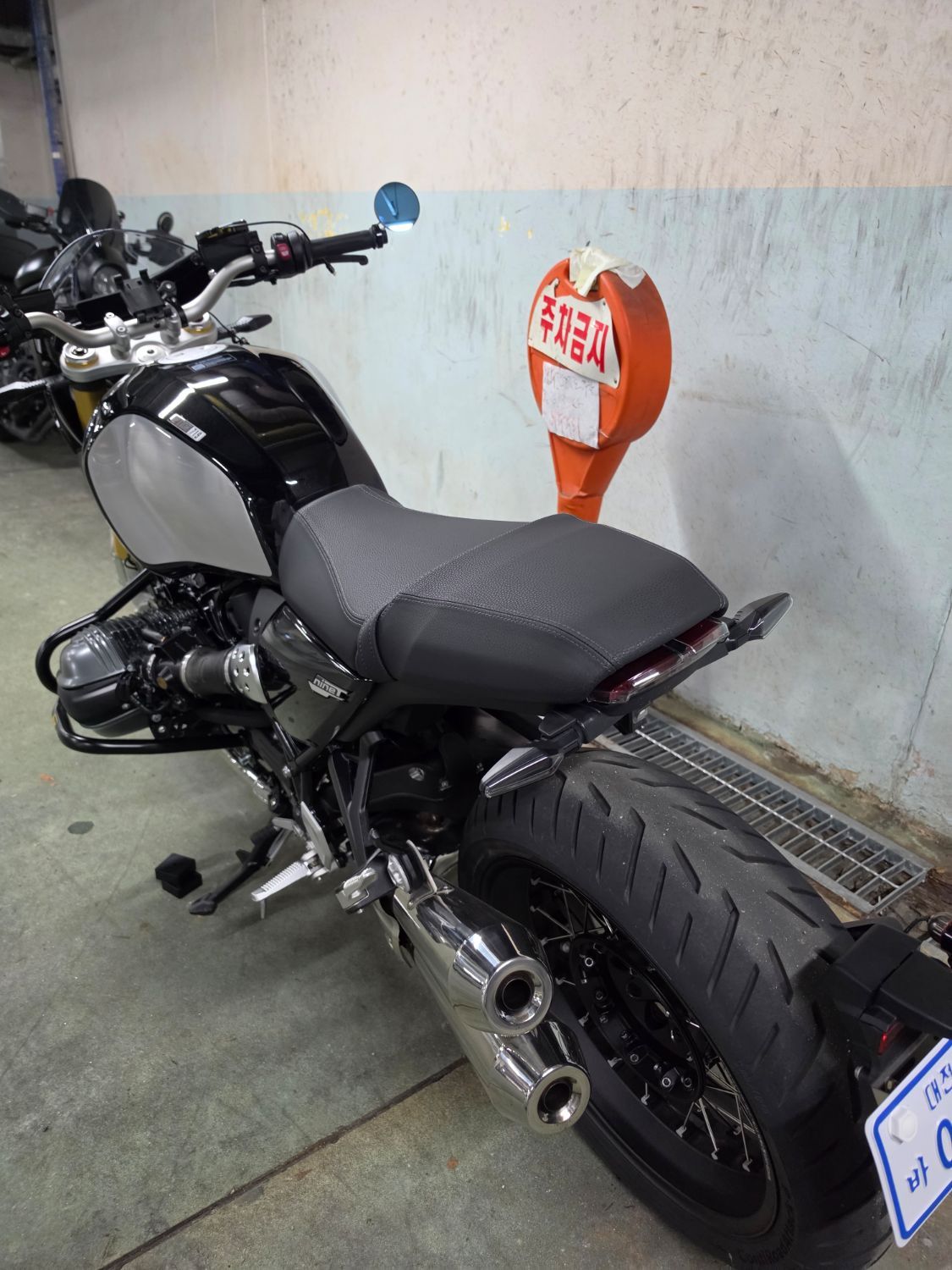 BMW R 12 nine T 2024 블랙 사진 4