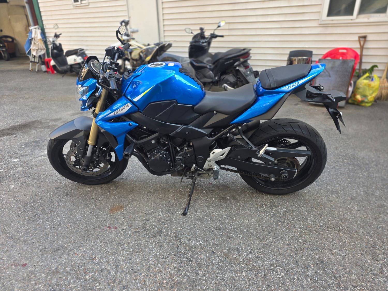 스즈키 GSR 750 A main