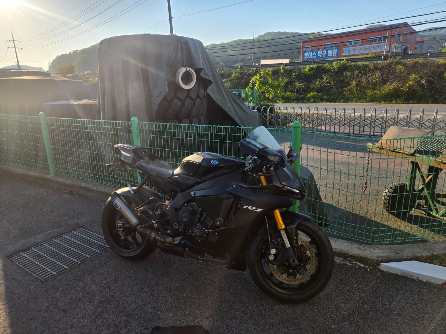 야마하 YZF R1 2019 블랙 사진 2