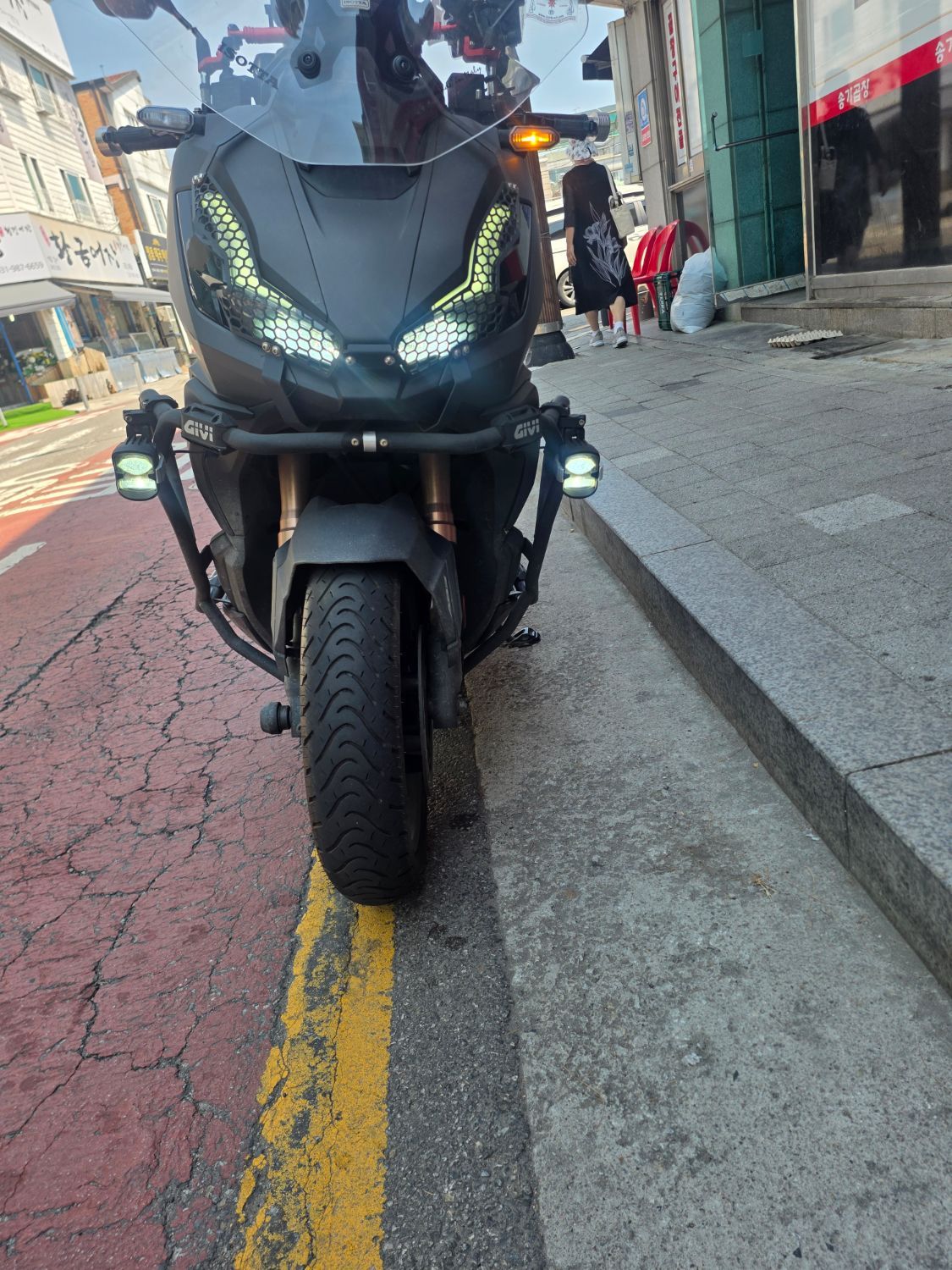 혼다 ADV 350 more