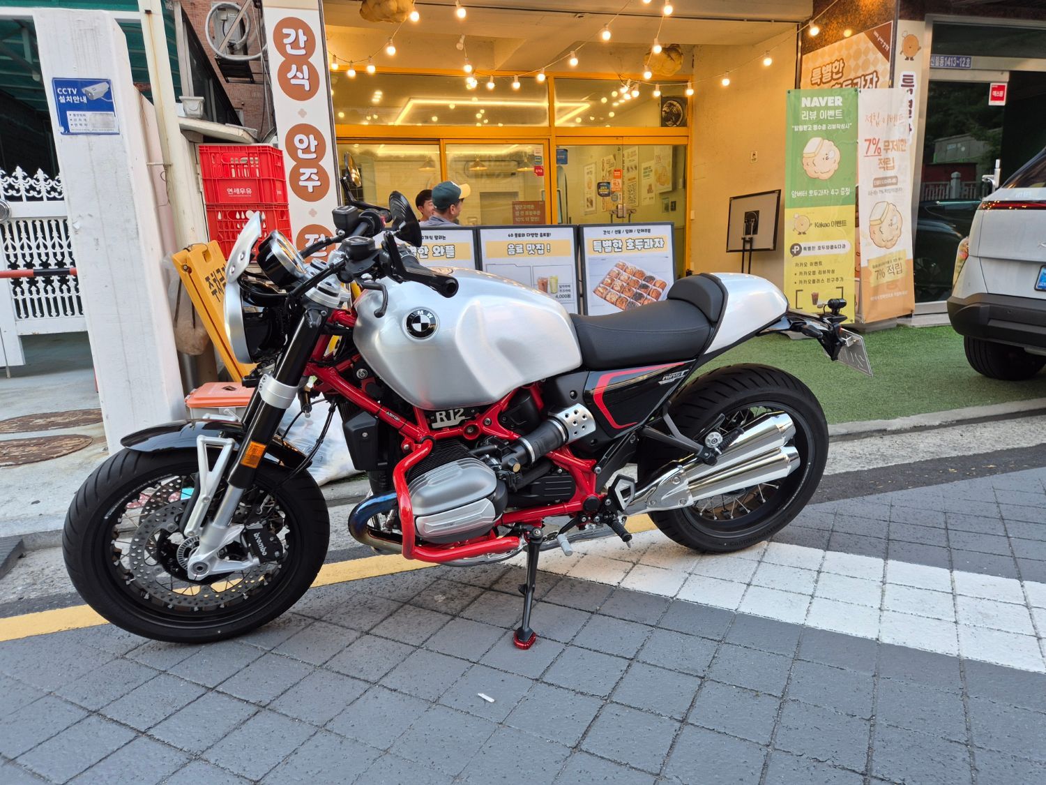 BMW R 12 nine T 2026 화이트