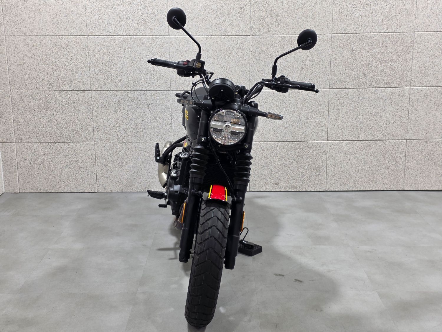 로얄엔필드 게릴라 450 more
