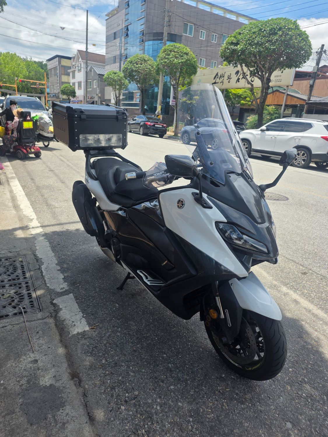 야마하 TMAX 560 thumb 2
