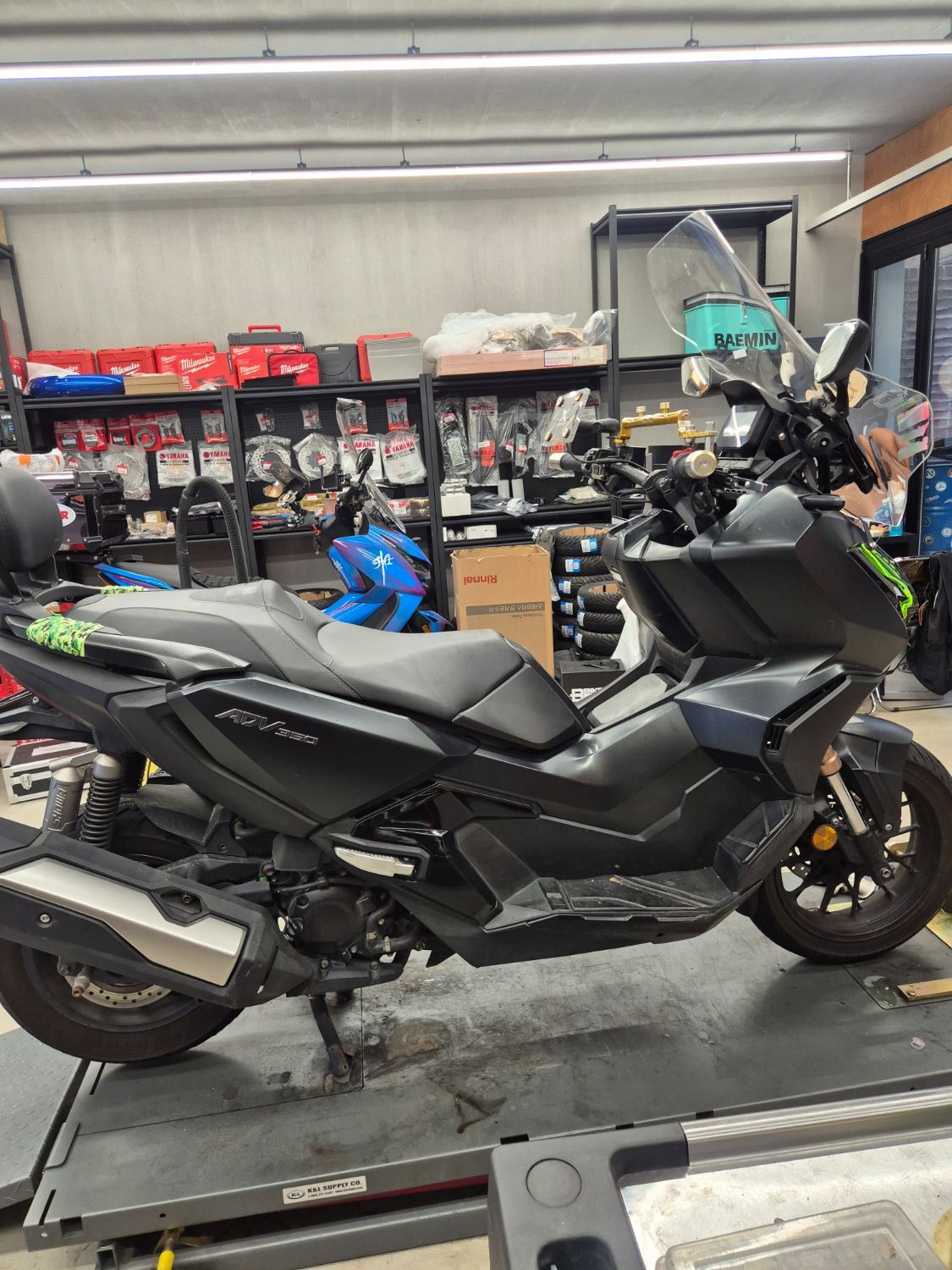 혼다 ADV 350 more