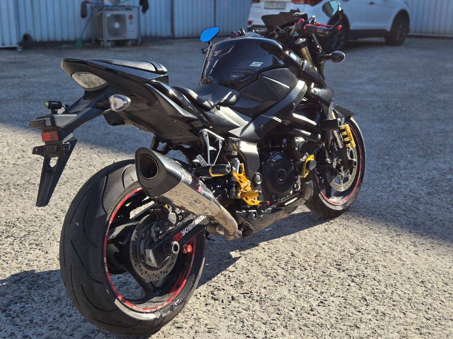 스즈키 GSR 750 A more