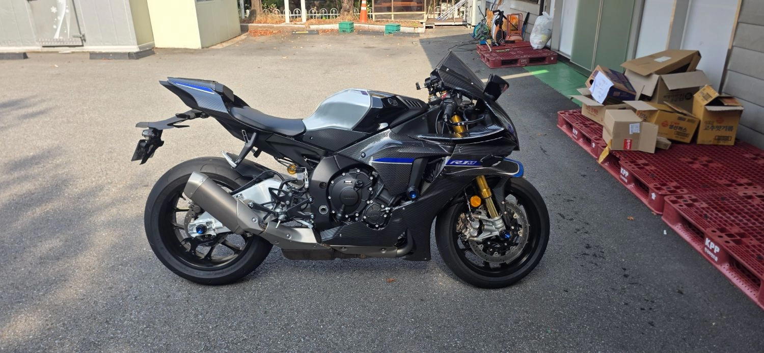 야마하 YZF R1 M 2024 블랙 사진 1